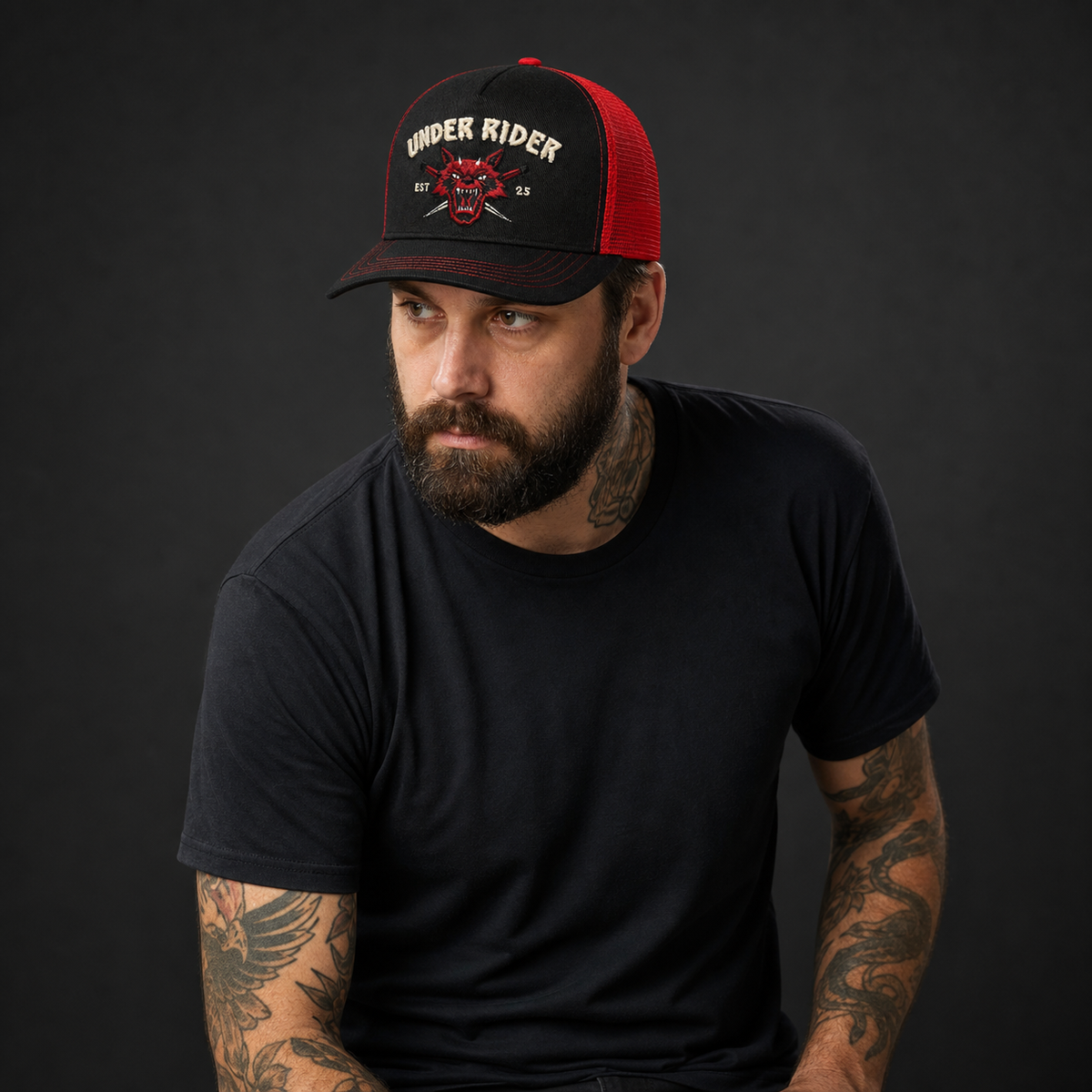 Boné Trucker Wolf Skull — modelo, frente